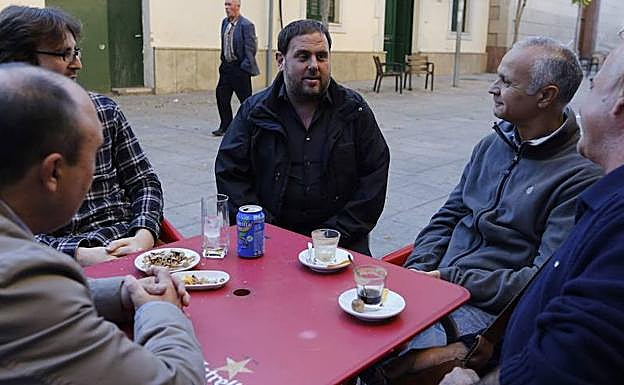 Junqueras charla con sus vecinos días antes de las elecciones sobre la consulta catalana. 