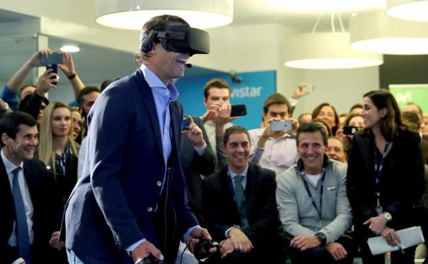 Rafa Nadal, con unas gafas de realidad virtual. 