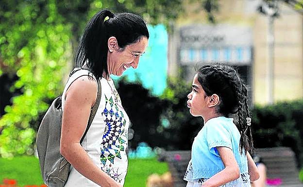 Naiara García de Andoin, con su hija mayor Araitz, el pasado verano.