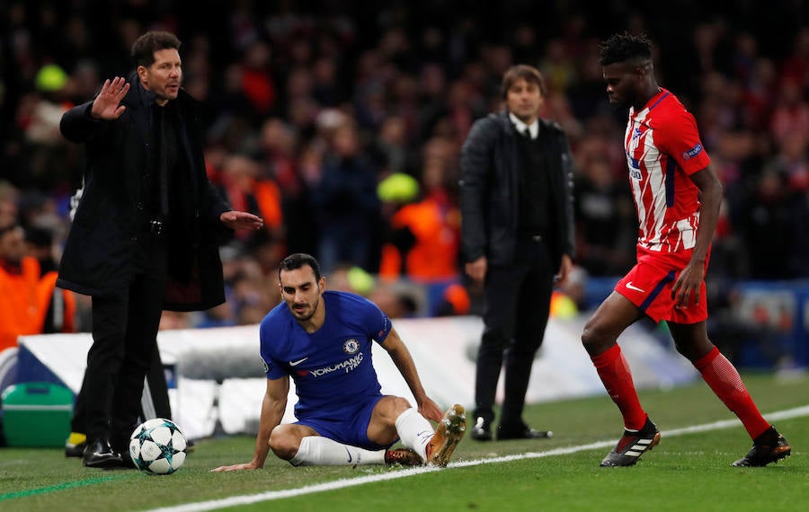 El Atlético empató en Stamford Bridge ante el Chelsea y dijo adiós a la Champions League. La Roma venció al Qarabag y los rojiblancos no ganaron, por lo que los de Simeone disputarán la Liga Europa.