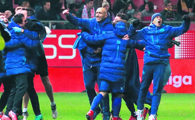 Jugadores y técnicos del Alavés celebran la victoria