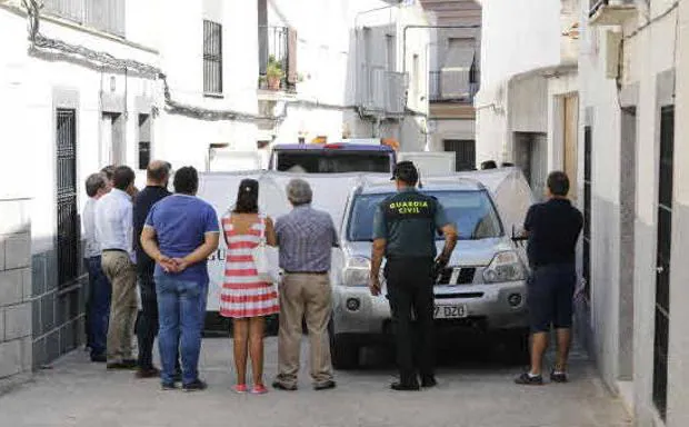 Varias personas asisten al levantamiento del cadáver de Sofía Tato, asesinada el 24 de agosto en Arroyo de la Luz (Cáceres). 