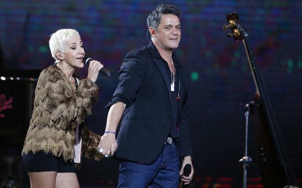 Ana Torroja (i) y Alejandro Sanz, en un concierto. 