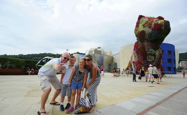 Turistas se fotografían en el Guggenheim.