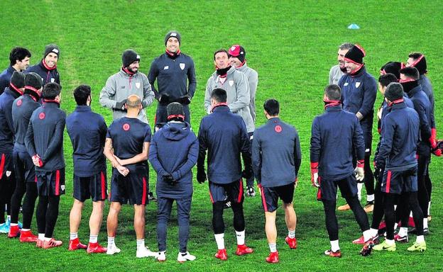 Los jugadores del Athletic atienden las explicaciones del técnico ayer por la tarde en el escenario del partido de esta noche.