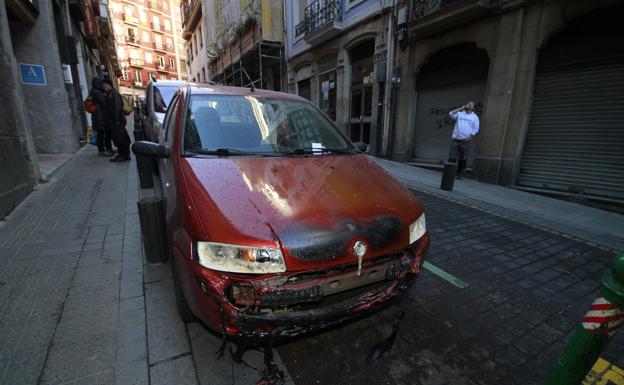 Estado en el que ha quedado uno de los coches incendiados. 