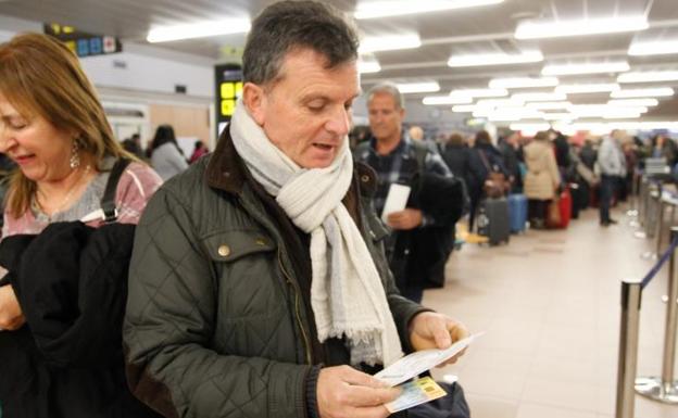 Las colas han aparecido en Foronda por los retrasos causados por el frío. 