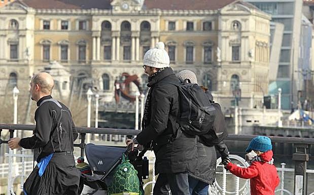 Los ciudadanos han salido a disfrutar del día de fiesta bien abrigados.