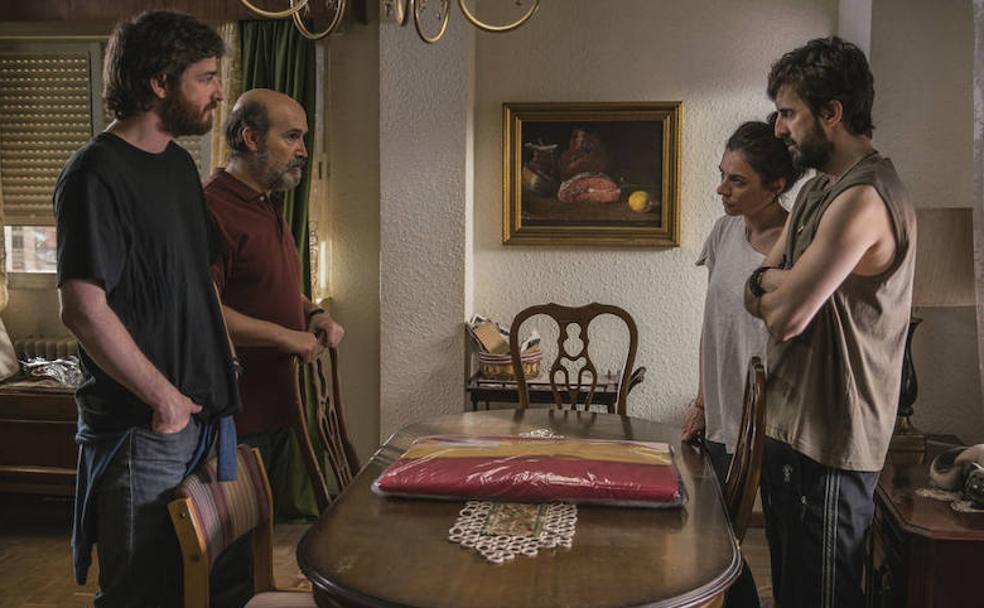 Javier Cámara, Gorka Otxoa, Julián López y Miren Ibarguren en una escena de 'Fe de etarras' (2017). 