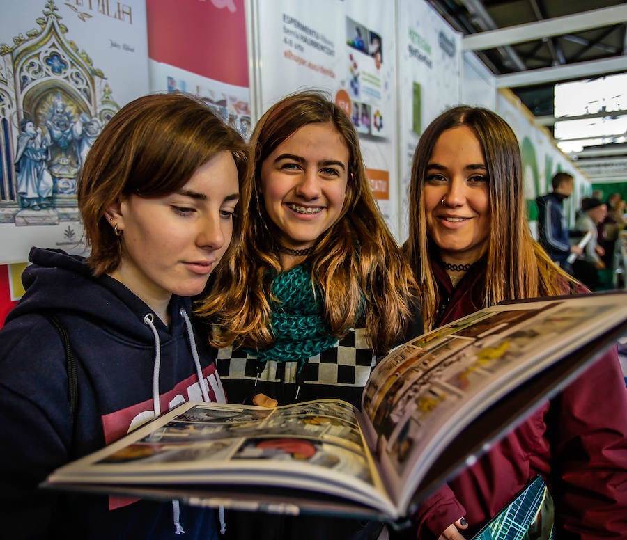 La literatura infantil y juvenil reina en la Azoka y mima la ilustración como forma de narrar 