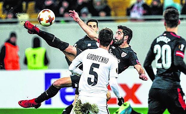 Raúl García, autor del 0-2, realiza una espectacular tijera que se fue fuera.