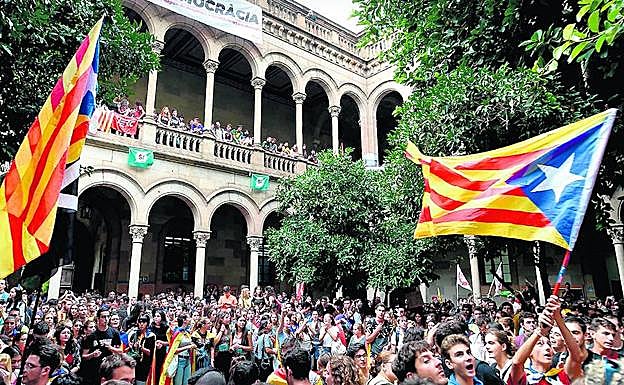Miles de estudiantes en el campus de la Universidad de Barcelona, durante una de las marchas a favor del ‘procés’.