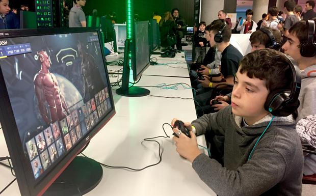 Un niño juega a un videojuego en la inauguración de la Fun Zone.