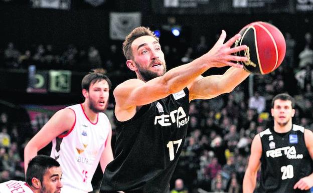 El balón se le escurre de las manos a Axel Hervelle, una alegoría de lo que vive el equipo.