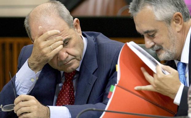 El presidente andaluz, Manuel Chaves, y el consejero de Economía y Hacienda, José Antonio Griñán.