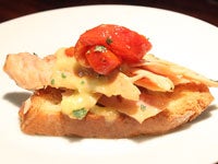 Canapé navideño de ventresca.