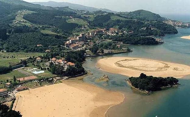 Vista del enclave de San Antonio con la playa y las colonias de la BBKen primer plano. 