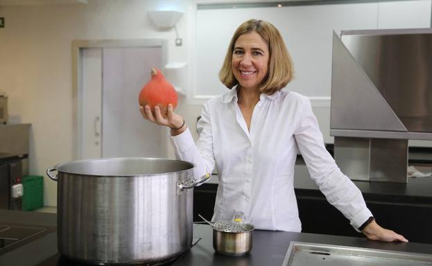 Ada Parellada sostiene una calabaza en las cocinas del Basque Culinary Center.