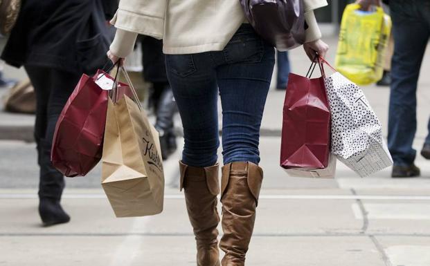 Una mujer, tras realizar las compras navideñas.