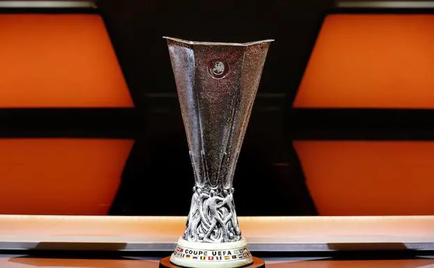 El trofeo de la Liga Europa.