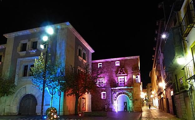 La Plaza de San Clemente se ilumina cada noche de alegres colores.