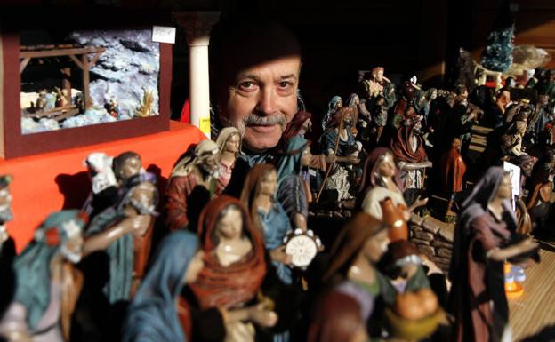 Jesús Uresandi, rodeado de las figuritas artesanas que ofrece en su puesto de la Feria Belenista de El Arenal.