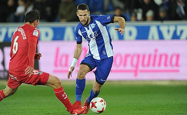 Pedraza conduce el balón en el partido de vuelta de Copa del Rey ante el Getafe.