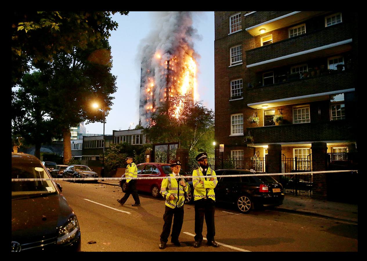 Junio 2017. La policía de Londres establece un cordón de seguridad tras el incendio en la Torre Grenfell.