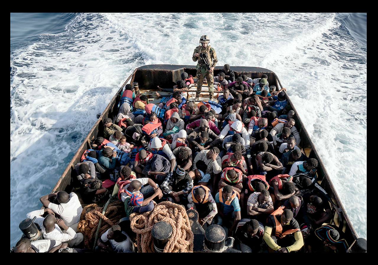 Junio 2017. Un guardacostas libio durante el rescate de 147 inmigrantes cerac de Trípoli cuando intentaban llegar a Europa.