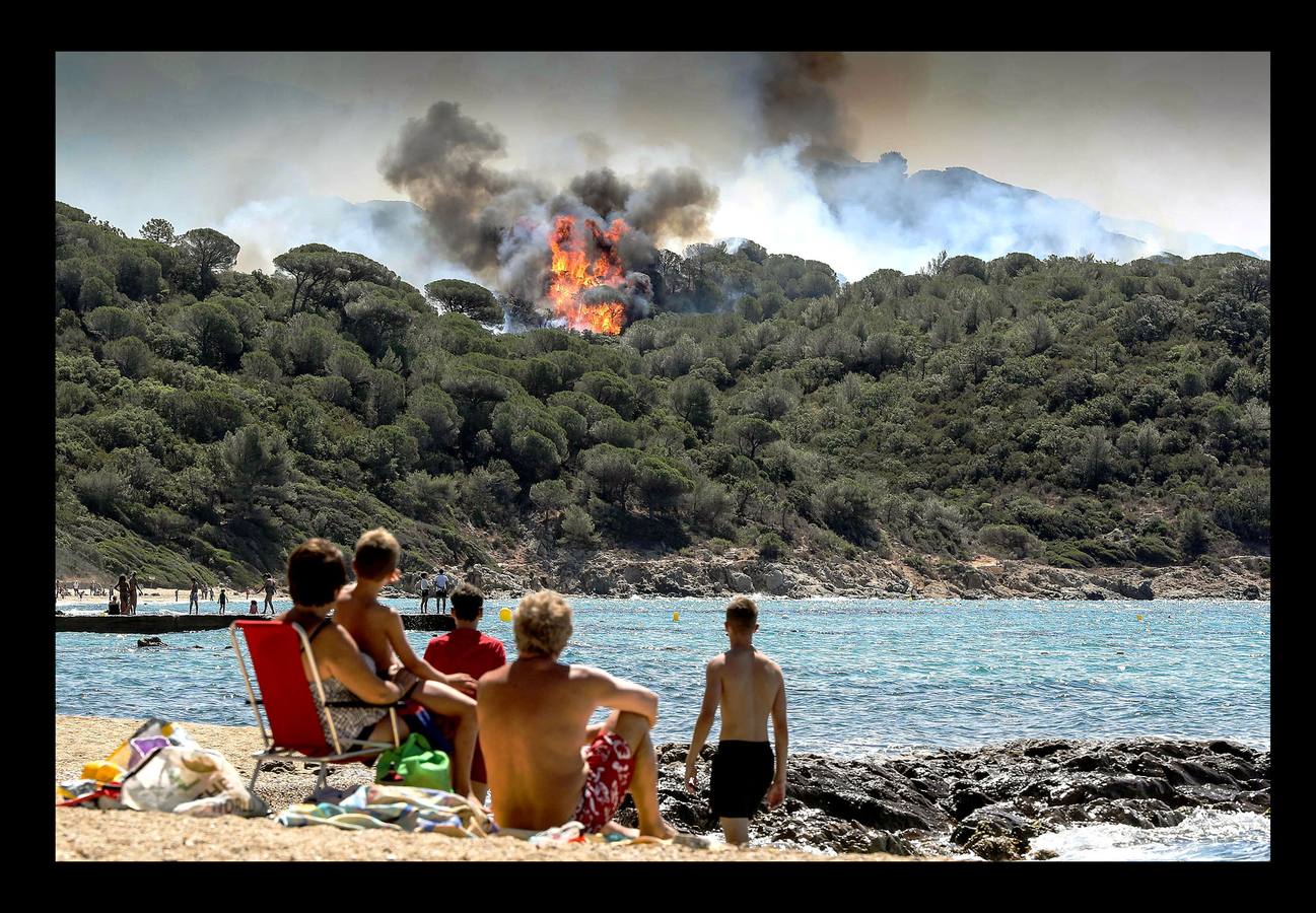 Julio 2017. Varias personas observan el incendio declarado en la zona de La Croix Valmer, cerca de Saint-Tropez, que dejó arrasadas cerca de 7.000 hectáreas.