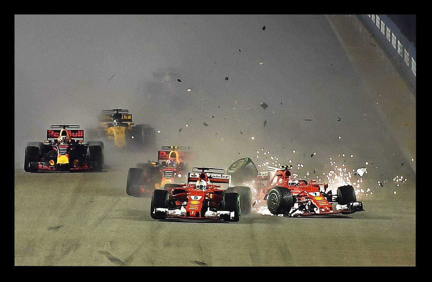 Septiembre 2017. En una pista para Ferrari, Sebastian Vettel se quedó fuera tras un choque triple entre él, Verstappen y Raikkonen durante el mundial de Singapur.