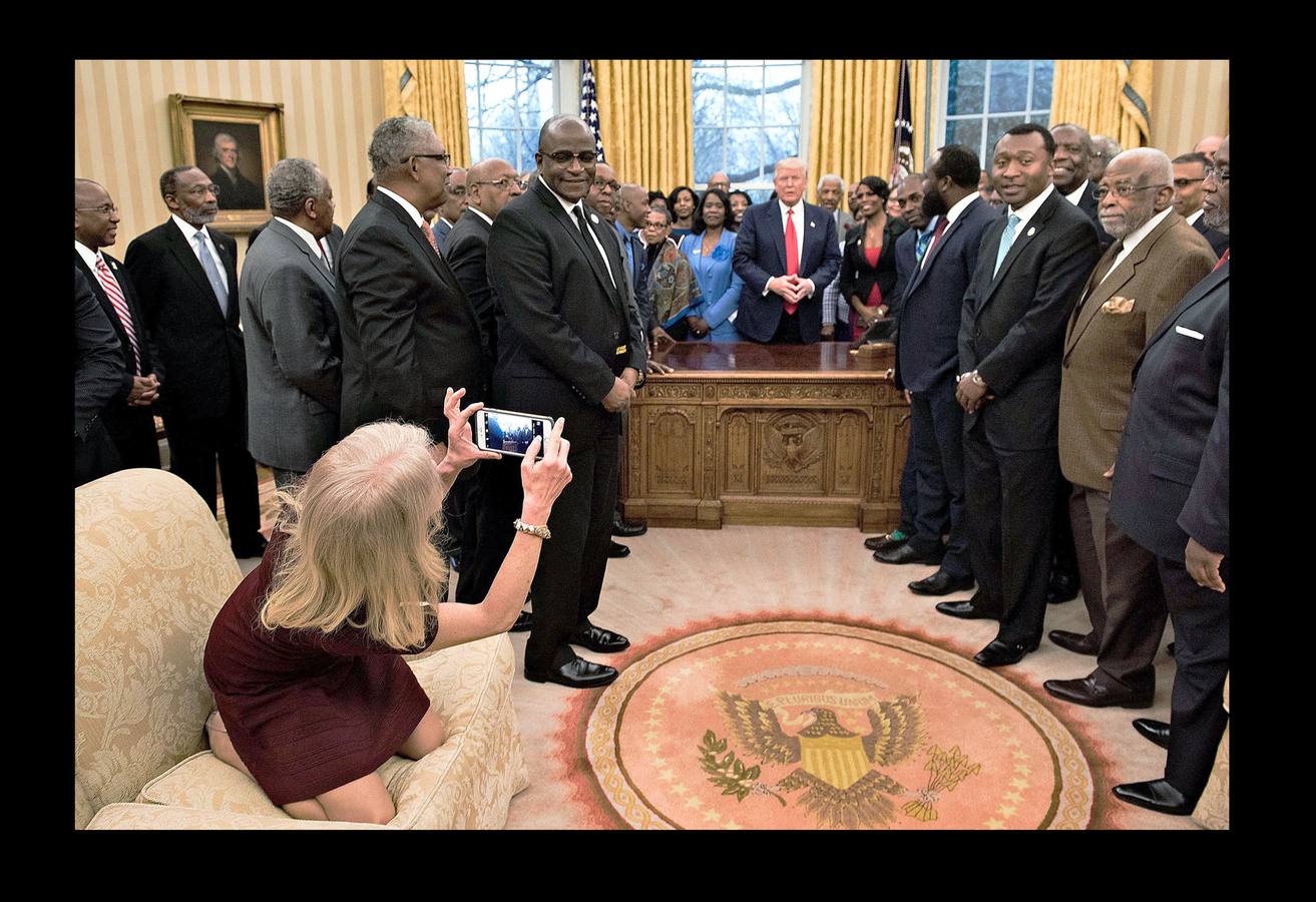 Febrero 2017. La postura de la asesora de Trump al sacar la foto desató las críticas durante el recibimiento del presidente americano a un grupo de Estudiantes Negros de Colegios y Universidades.