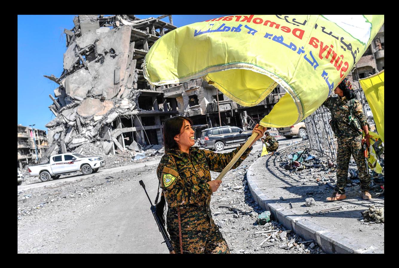 Octubre 2017. La comandante de las fuerzas democráticas sirias con una bandera en Raqa.