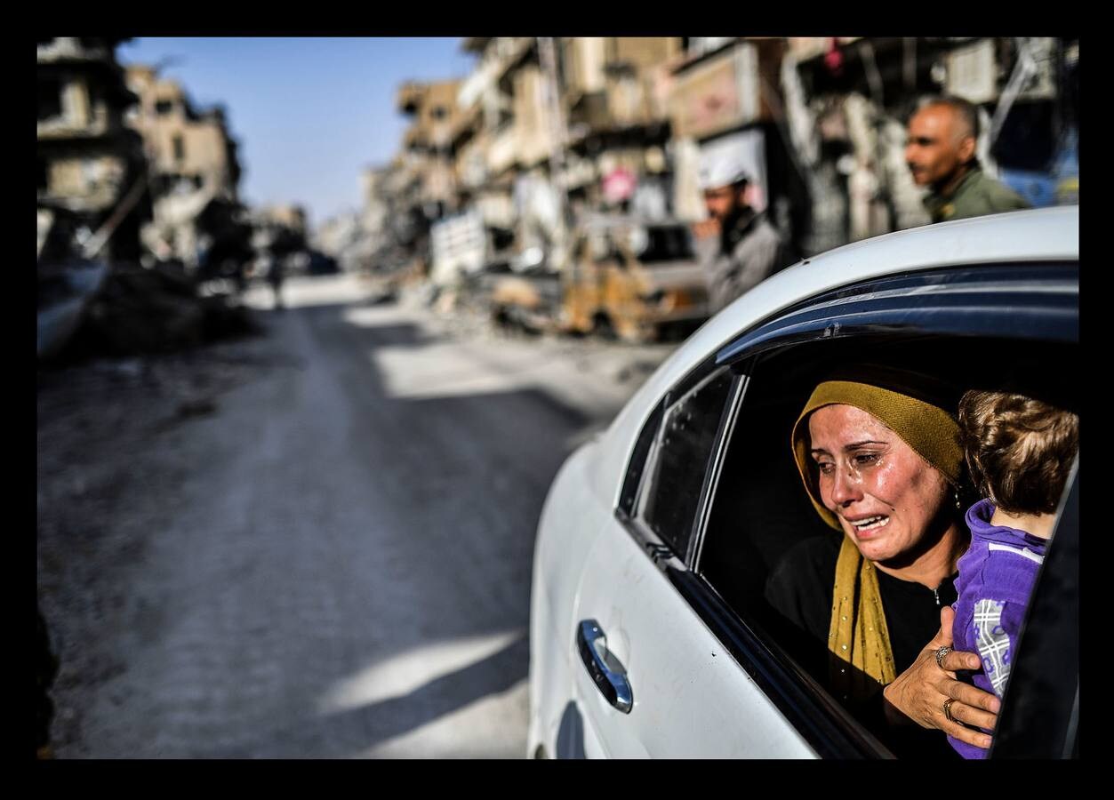 Octubre 2017. Una mujer llora tras ver cómo ha quedado su casa en Raqa.