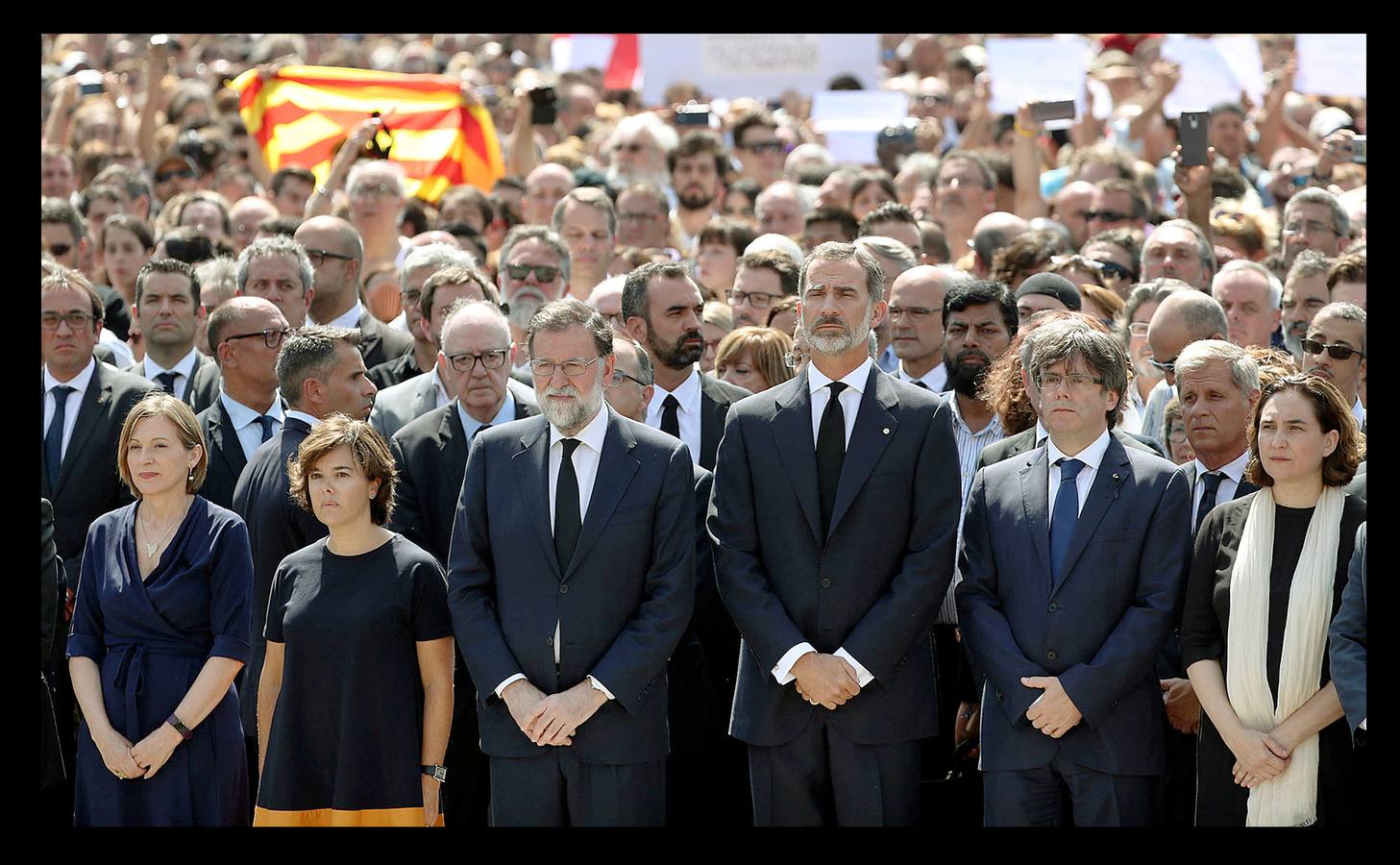 Agosto 2017. El rey Felipe junto a Rajoy y Puigemont guardan un minuto de silencio por las víctimas de Barcelona y Las Ramblas.
