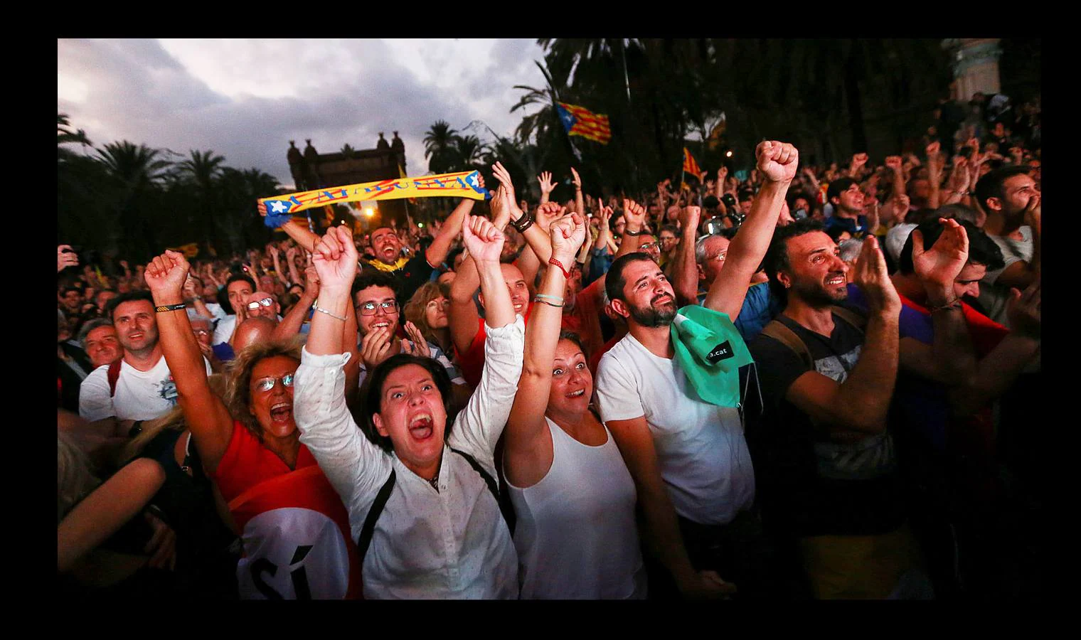 Octubre 2017. Unas personas celebran la declaración de independencia de Cataluña.