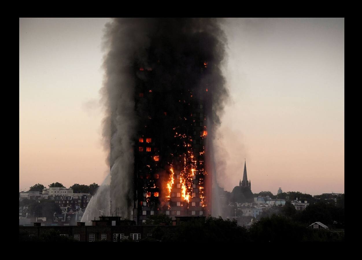Junio 2017. La torre Grenfell, un edificio de viviendas sociales de 120 apartamentos distribuidos en 24 plantas situado en el distrito de North Kensington en Londres, arde durante el incendio que causó 71 muertes..
