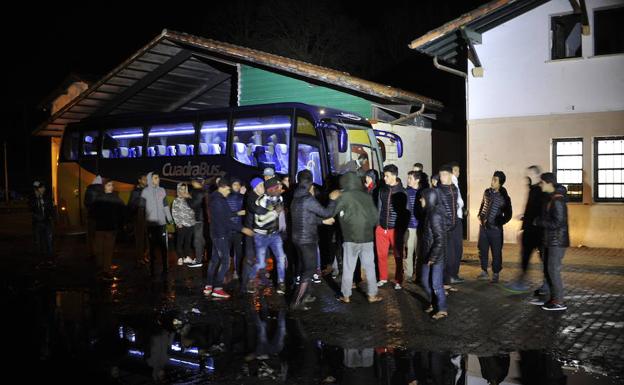 Varios menores suben a un autobús para viajar a otro centro tras el incendio en el de Amorebieta.