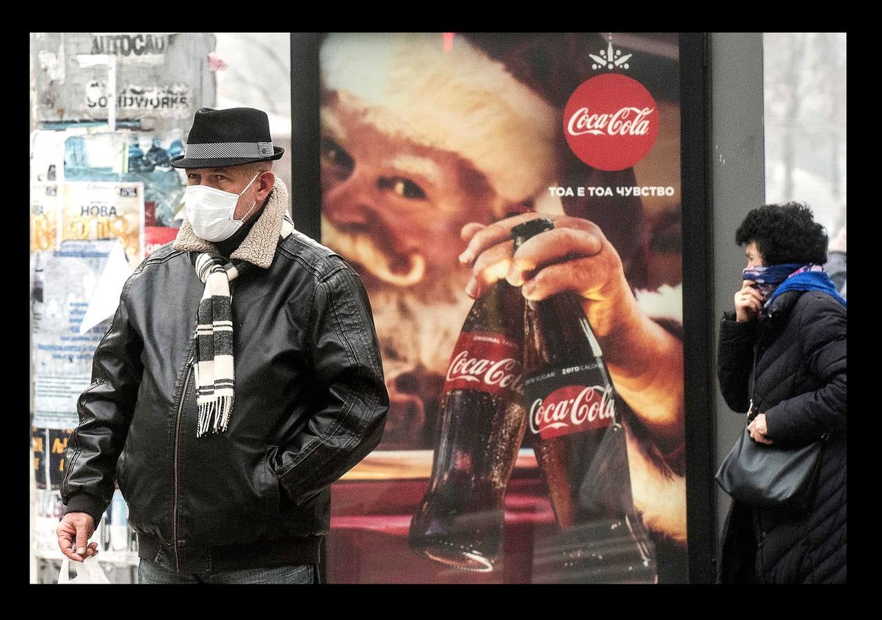 Skopie, la capital de Macedonia, es la ciudad europea más contaminada. La principal fuente de polución en el país balcánico procede de la congestión vial y del uso generalizado de cocinas con leña. Aunque gran parte los hogares consumen gas natural como calefacción, muchos todavía emplean madera u otros materiales para las estufas. Entre los más pobres, incluso se quema plástico, goma o neumáticos viejos. En otras ciudades las autoridades se han visto obligadas a suspender las clases en colegios guarderías e institutos, una medida de emergencia que se aplica por primera vez. La mala calidad del aire es responsable de 1.300 muertes al año.