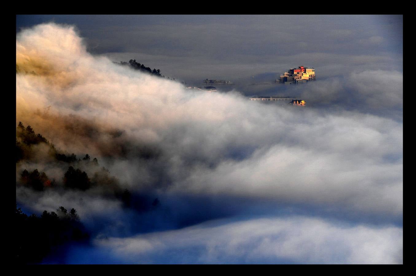 Skopie, la capital de Macedonia, es la ciudad europea más contaminada. La principal fuente de polución en el país balcánico procede de la congestión vial y del uso generalizado de cocinas con leña. Aunque gran parte los hogares consumen gas natural como calefacción, muchos todavía emplean madera u otros materiales para las estufas. Entre los más pobres, incluso se quema plástico, goma o neumáticos viejos. En otras ciudades las autoridades se han visto obligadas a suspender las clases en colegios guarderías e institutos, una medida de emergencia que se aplica por primera vez. La mala calidad del aire es responsable de 1.300 muertes al año.