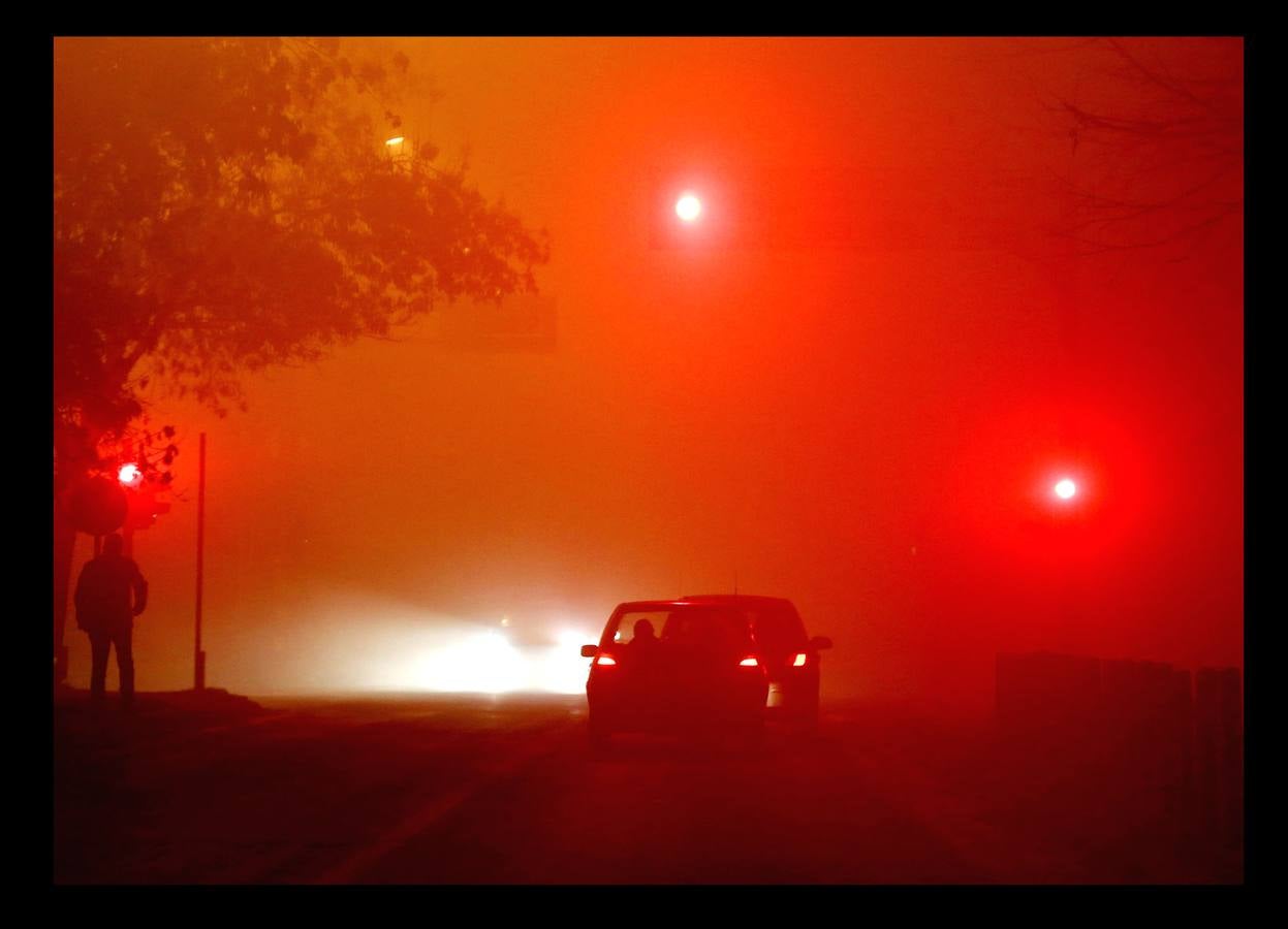 Skopie, la capital de Macedonia, es la ciudad europea más contaminada. La principal fuente de polución en el país balcánico procede de la congestión vial y del uso generalizado de cocinas con leña. Aunque gran parte los hogares consumen gas natural como calefacción, muchos todavía emplean madera u otros materiales para las estufas. Entre los más pobres, incluso se quema plástico, goma o neumáticos viejos. En otras ciudades las autoridades se han visto obligadas a suspender las clases en colegios guarderías e institutos, una medida de emergencia que se aplica por primera vez. La mala calidad del aire es responsable de 1.300 muertes al año.