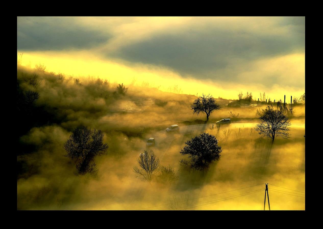 Skopie, la capital de Macedonia, es la ciudad europea más contaminada. La principal fuente de polución en el país balcánico procede de la congestión vial y del uso generalizado de cocinas con leña. Aunque gran parte los hogares consumen gas natural como calefacción, muchos todavía emplean madera u otros materiales para las estufas. Entre los más pobres, incluso se quema plástico, goma o neumáticos viejos. En otras ciudades las autoridades se han visto obligadas a suspender las clases en colegios guarderías e institutos, una medida de emergencia que se aplica por primera vez. La mala calidad del aire es responsable de 1.300 muertes al año.