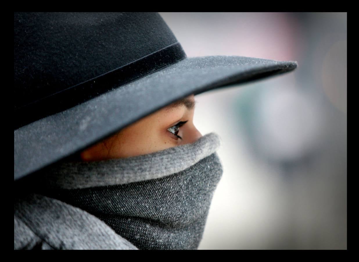 Skopie, la capital de Macedonia, es la ciudad europea más contaminada. La principal fuente de polución en el país balcánico procede de la congestión vial y del uso generalizado de cocinas con leña. Aunque gran parte los hogares consumen gas natural como calefacción, muchos todavía emplean madera u otros materiales para las estufas. Entre los más pobres, incluso se quema plástico, goma o neumáticos viejos. En otras ciudades las autoridades se han visto obligadas a suspender las clases en colegios guarderías e institutos, una medida de emergencia que se aplica por primera vez. La mala calidad del aire es responsable de 1.300 muertes al año.