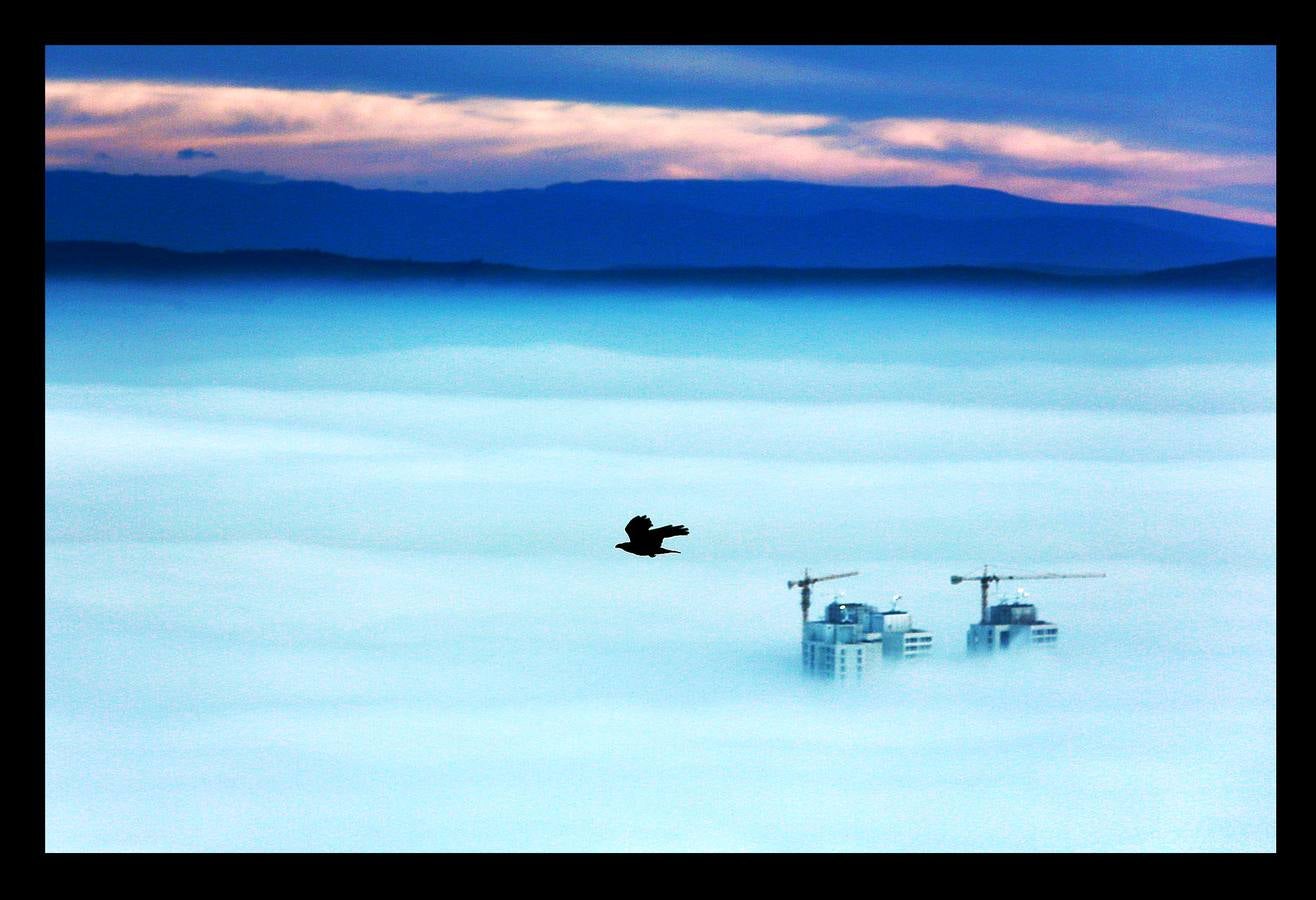 Skopie, la capital de Macedonia, es la ciudad europea más contaminada. La principal fuente de polución en el país balcánico procede de la congestión vial y del uso generalizado de cocinas con leña. Aunque gran parte los hogares consumen gas natural como calefacción, muchos todavía emplean madera u otros materiales para las estufas. Entre los más pobres, incluso se quema plástico, goma o neumáticos viejos. En otras ciudades las autoridades se han visto obligadas a suspender las clases en colegios guarderías e institutos, una medida de emergencia que se aplica por primera vez. La mala calidad del aire es responsable de 1.300 muertes al año.