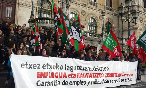 Protesta de trabajadoras de ayuda a domicilio en Bilbao este viernes. 