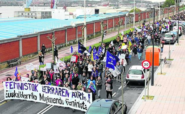 La manifestación partió desde Santurtzi y concluyó delante de las vallas del recinto portuario