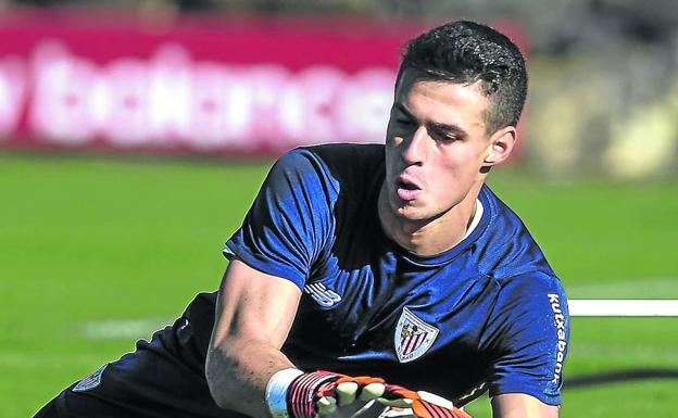 Kepa detiene un balón durante un entrenamiento en Lezama.