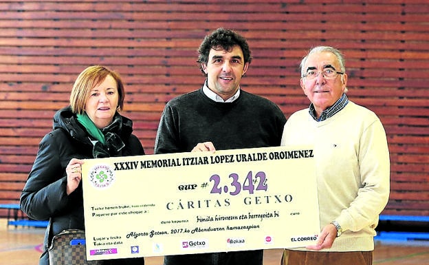 Acto de entrega del cheque.