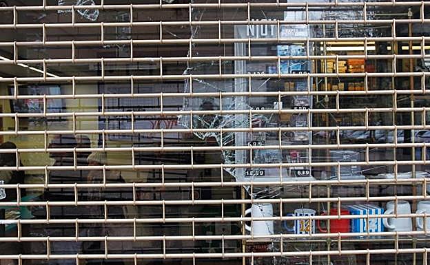 Esta mañana se podían apreciar los desperfectos en la luna del lateral del negocio. 