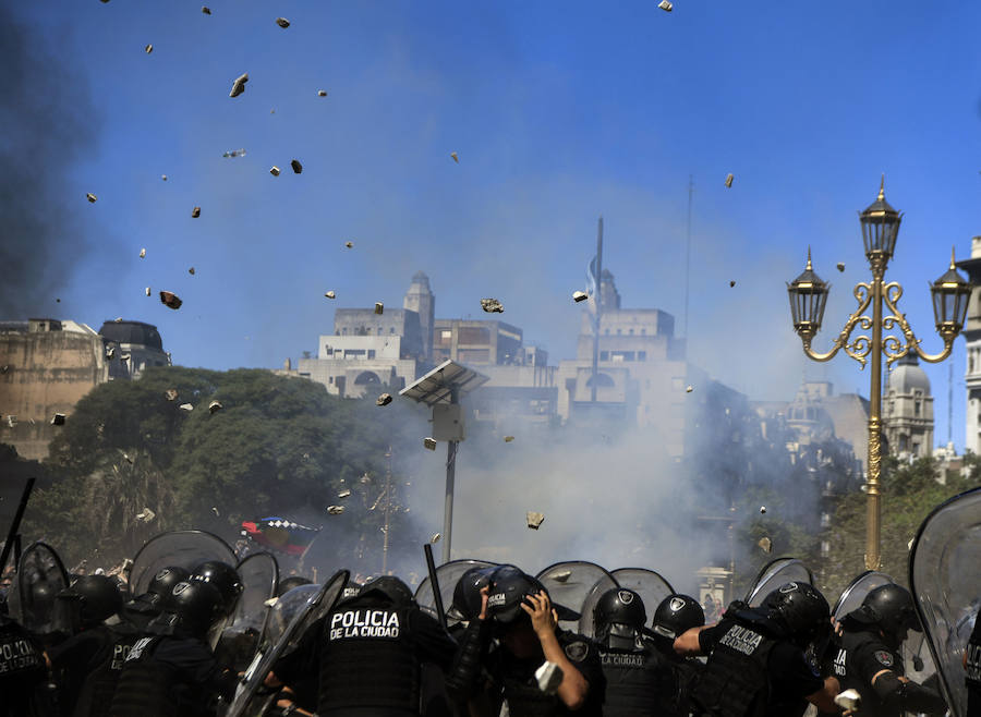 Al menos 109 personas resultaron heridas en el marco de una serie de disturbios durante las protestas registradas en las inmediaciones del Congreso, donde se está tramitando la reforma provisional del sistema de pensiones